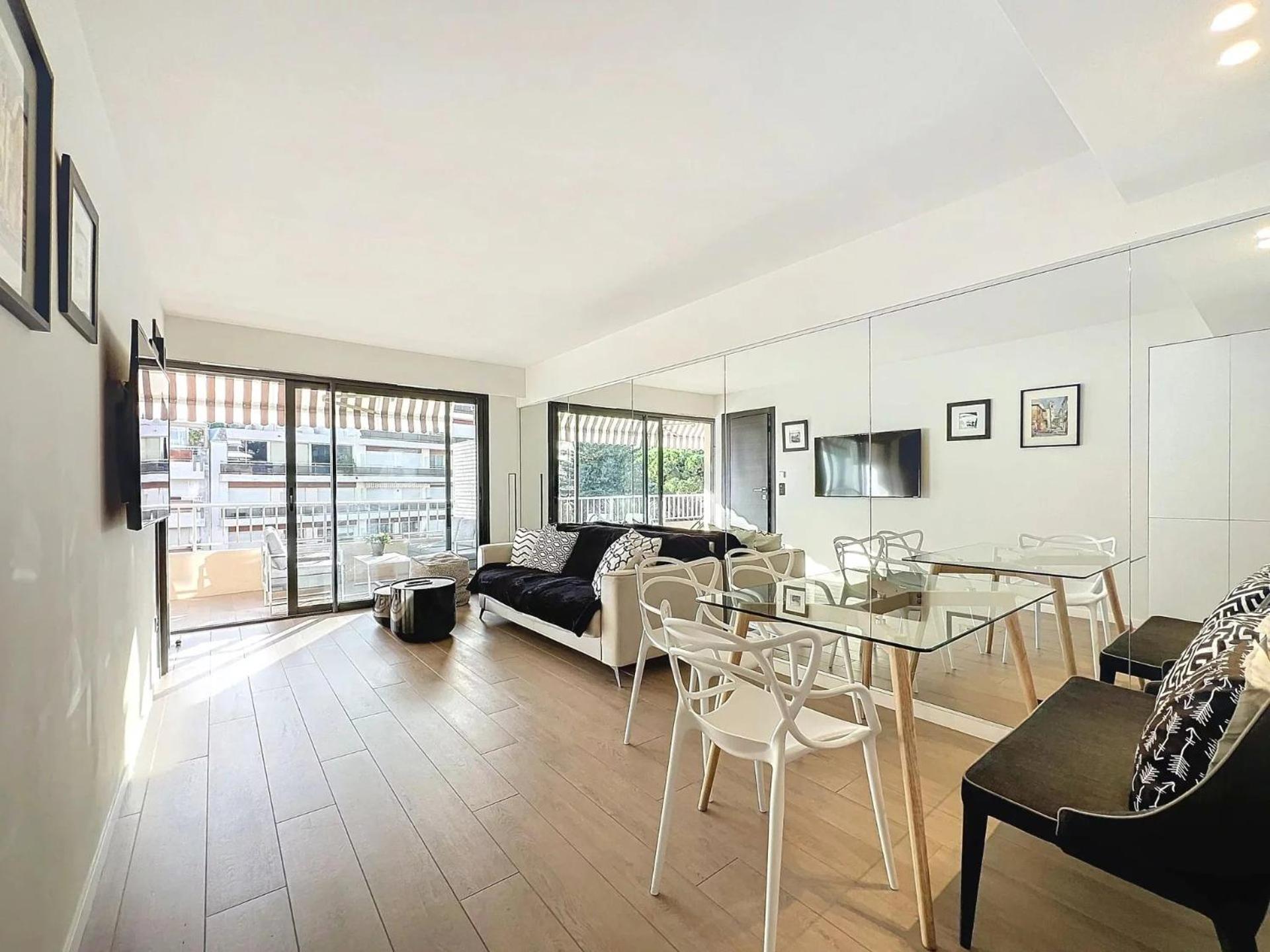 3P Between Croisette Beaches And Antibes Street Cannes Exterior photo